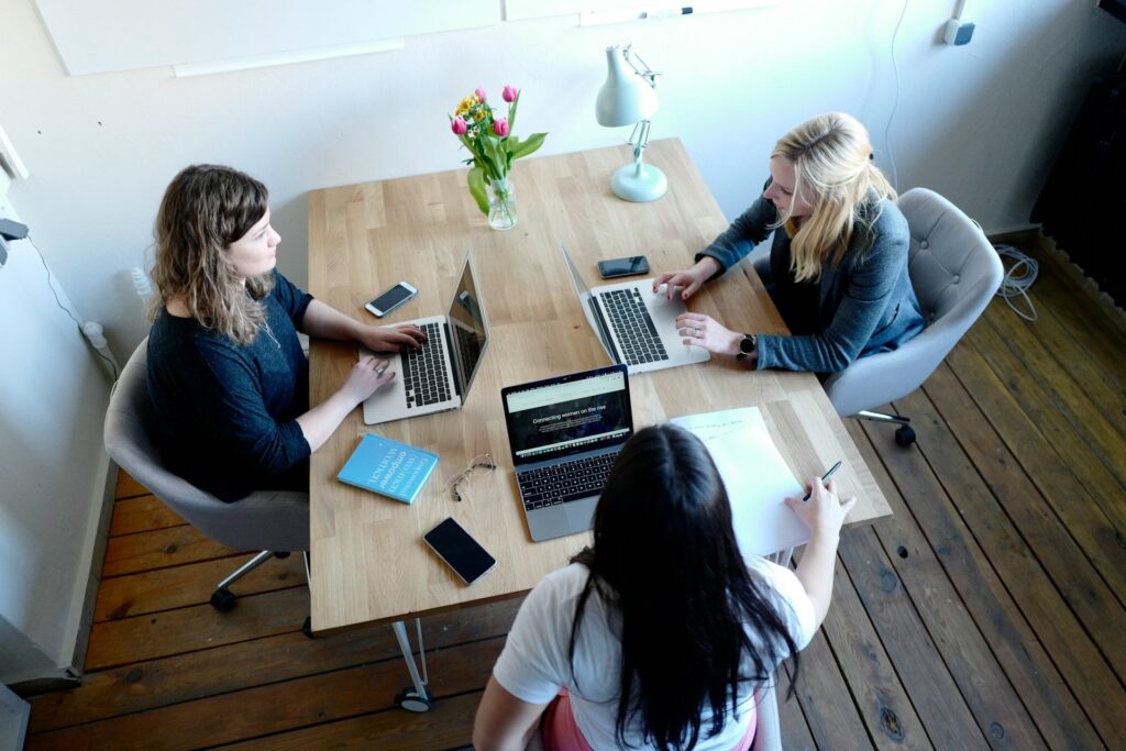 Reunión de negocios entre mujeres discutiendo sobre inversiones en Bienes Raíces en México