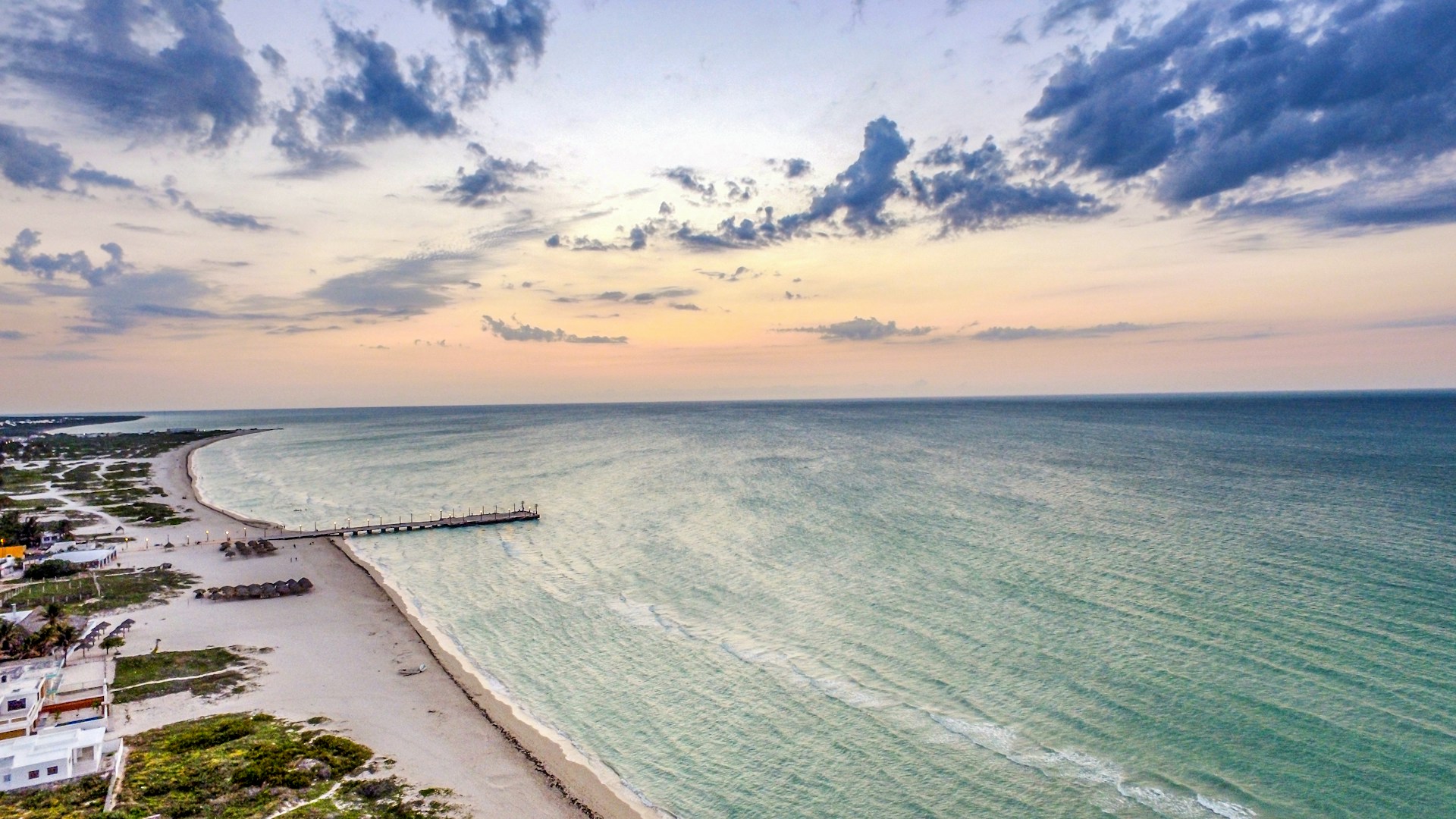 Foto del atardecer en playa Sisal, Yucatán México. Foto de Jorge Zapata en Unsplash