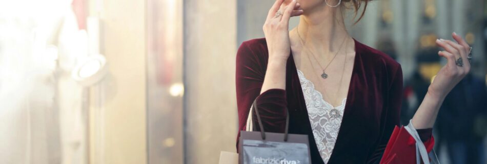 Joven hermosa de compras en un centro comercial. Foto de Andrea Piacquadio on Pexels