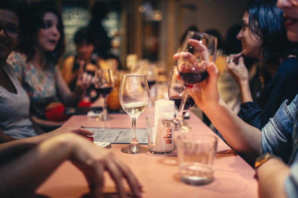 Cenando en restaurante con amigos 